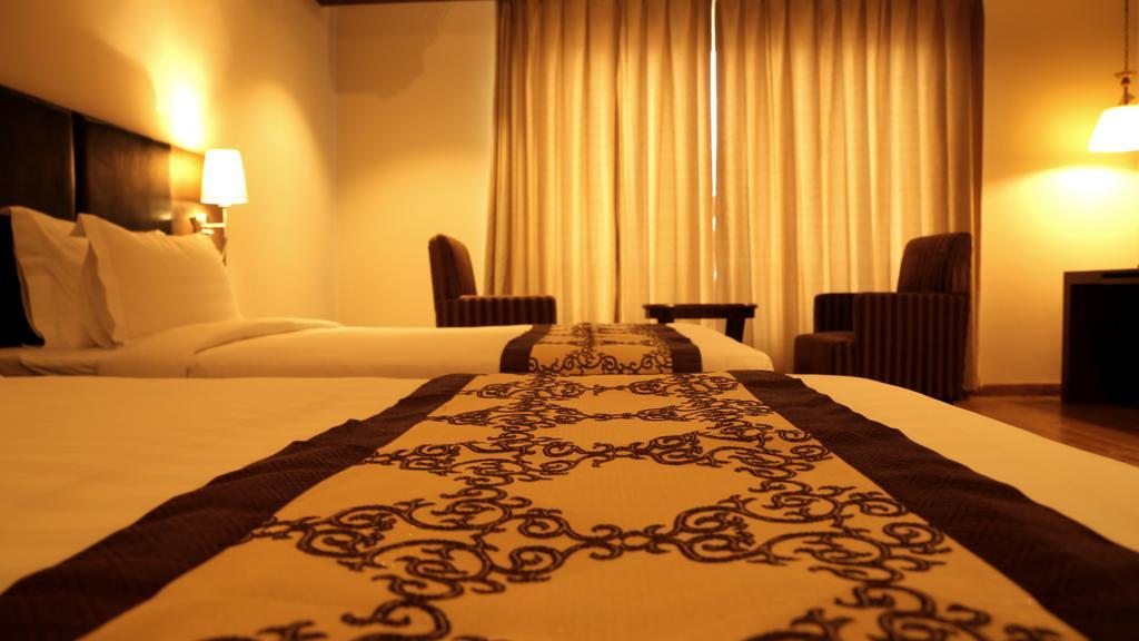 Ariya Hotel Тхимпху Екстериор снимка